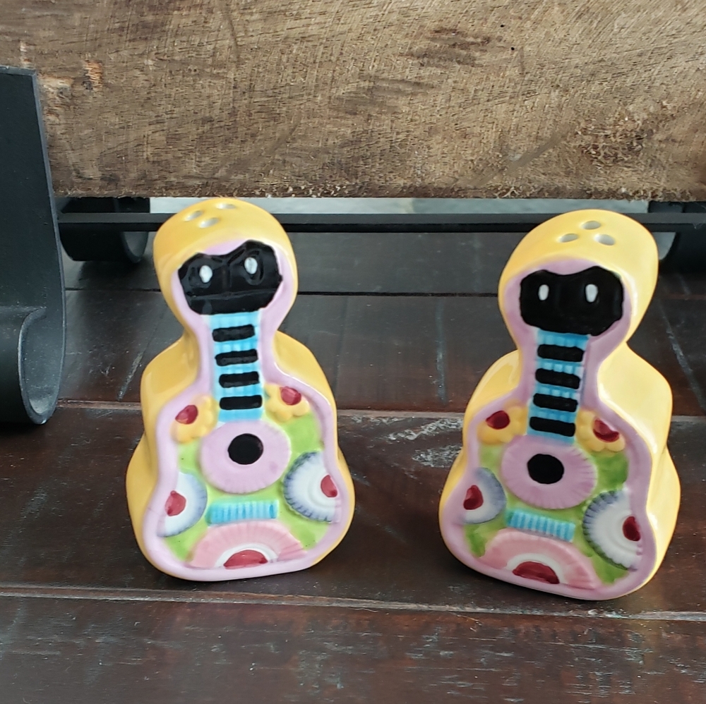 NWT- Salt & Pepper shakers🎸
